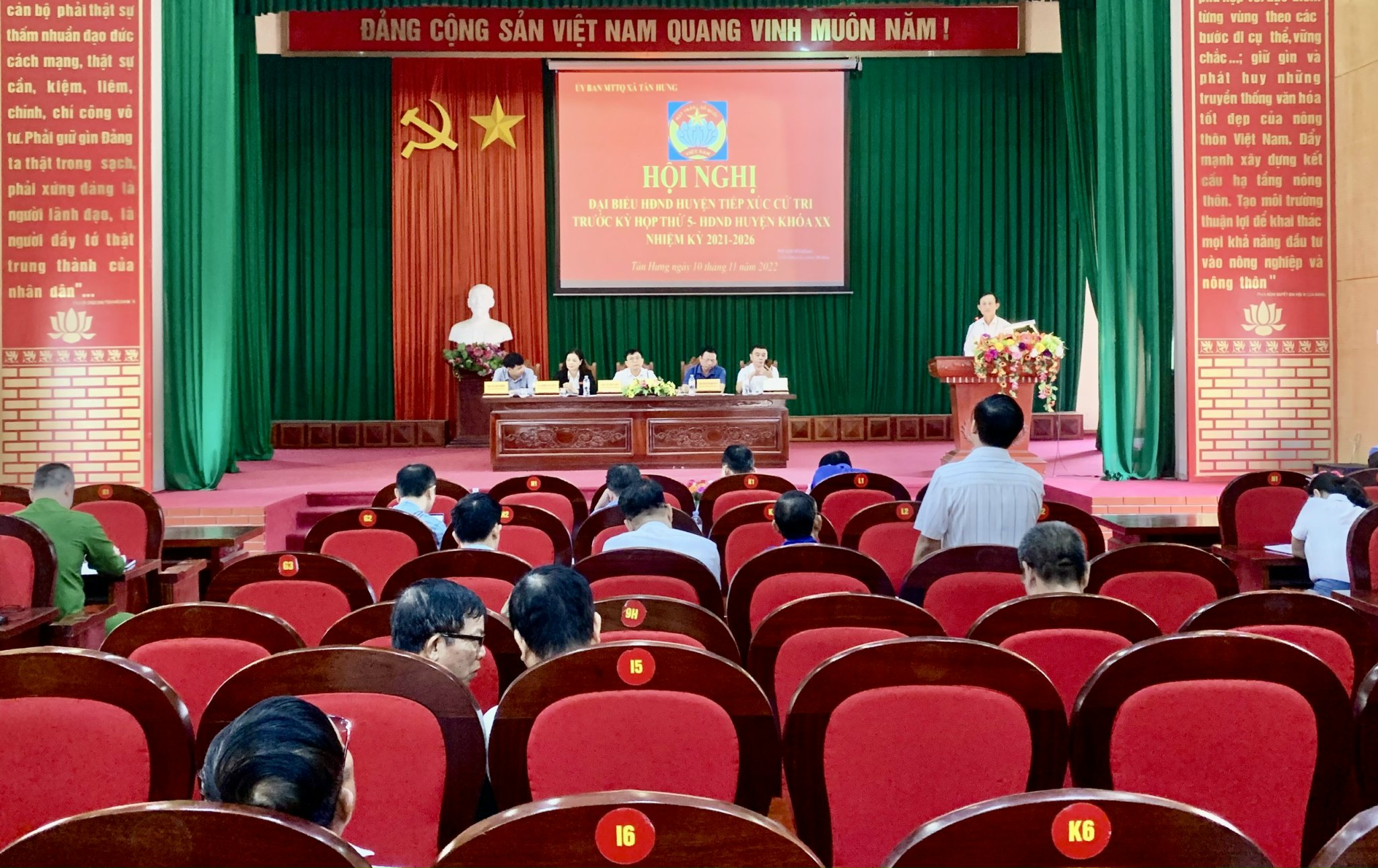 Hãy xem hình ảnh Đại biểu HĐND huyện Lạng Giang đang tham dự phiên họp đầy trách nhiệm và sự chuyên nghiệp để cảm nhận sự đoàn kết và nỗ lực của địa phương trong việc giải quyết các vấn đề.
