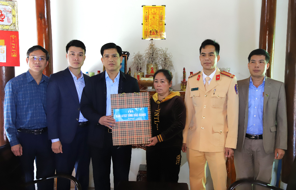 Ban An toàn giao thông tỉnh Bắc Giang thăm, động viên một số gia đình nạn nhân tai nạn giao thông tại Sơn Động